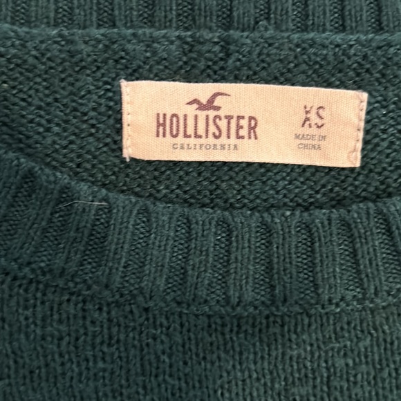 Hollister Adorable Green Penguin Sweater ❤️. Size XS. Good Used Condition - Picture 2 of 2